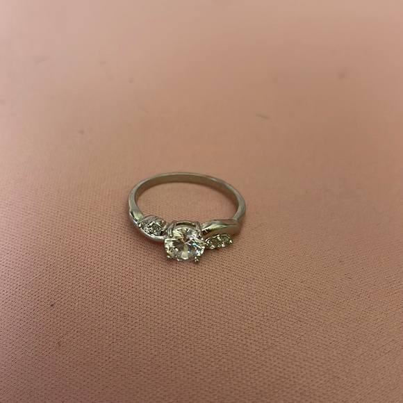 Promise Silver Ring with 4 small white crystal and 1 big crystal sz 8.5 - Picture 2 of 5